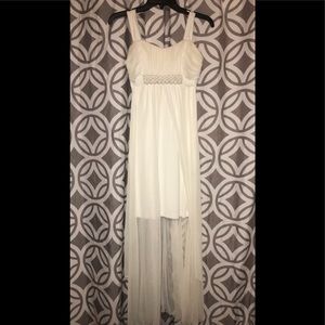 women's white sweetheart neckline sleeveless